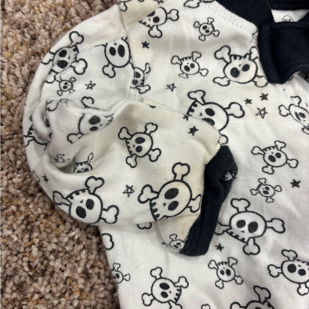 Assorted 3-6 month pajamas - Picture 5 of 9